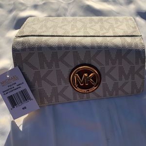 Michael Kors Fulton Flap Continental in Vanilla